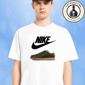 Nike Europe The Nike SB Dunk Low Pro B Sequoia Sneaker T-Shirt